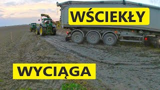 WŚCIEKŁY KIEROWCA TIRA WYCIĄGA TRAKTORY Z POLA [upl. by Atsok]