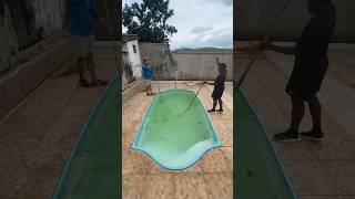 Limpeza de piscina verde satisfying fy piscinas pool satisfacao satisfy satisfyingvideos fyp [upl. by Ynafets]