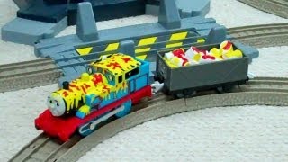 Thomas The Tank Engine Trackmaster PAINT SPLATTERED THOMAS [upl. by Oralee923]