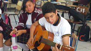 Este chico tiene una voz increíble incluyendo la coordinación y disiplina al tocar la guitarra [upl. by Yeleek]