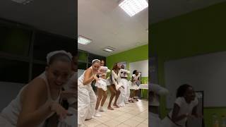 Ronisia danse sur le son de Tiakola [upl. by Grenier]