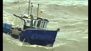 Fishing boats nearly capsize entering the Greymouth River aka Guy brings in boat like a rock star [upl. by Eden]