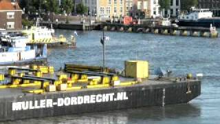 Sleepboot in de problemen tegenover Grote Kerk in Dordrecht [upl. by Dadivitan]