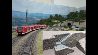 H0 Modelbahn Anlagenvorstellung Die Unterkonstruktion Beginn Schrebergärten und bunter Fahrbetrieb [upl. by Natale]