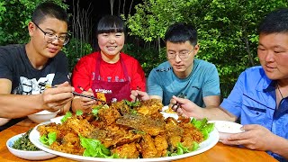 【陕北霞姐】4条鲤鱼，霞姐做“香辣大蒜烧鲤鱼”，胖弟弟一口一大块，猛香了！ [upl. by Wolfort455]