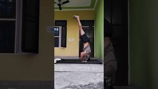 HEADSTAND bodyweightcalesthenic headstand homeworkout [upl. by Llenrod]