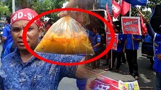 Buruh Bawa Lontong sebagai Simbol Penolakkan Kenaikan UMP yang Sangat Kecil [upl. by Lrac]