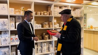 Speculaasvarken voor eerste keer overhandigd aan burgemeester Harald Bergmann [upl. by Asilehc810]