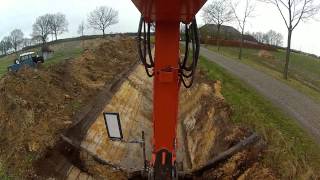 SLOTEN GRAVEN Met HITACHI 210 LC TALUD BAK en LAZER [upl. by Qiratla]