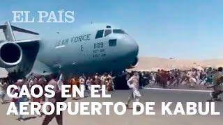 CAOS en el AEROPUERTO de KABUL con cientos de AFGANOS intentando huir [upl. by Adnylem]