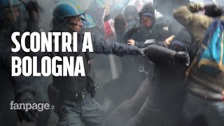 Scontri a Bologna le immagini delle violente cariche della polizia [upl. by Kuhn67]