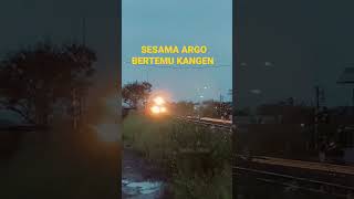 Argo Cheribon Vs Argo Parahyangan keretaapi shorts videokeretaindonesia [upl. by Nelon361]