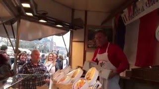 Käse Tommi in Aktion auf dem Hamburger Fischmarkt [upl. by Ehav]