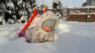 zabawa na sniegu zjeżdżalnia smoby śnieżna ślizgawka fun in the snow snow slide HD [upl. by Pulsifer]