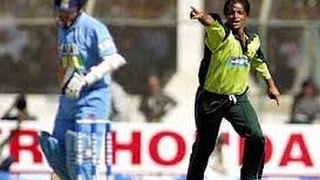 SHOAIB AKHTAR AMAZING BOWLING SPELL 425 VS INDIA 2004 ICC CHAMPIONS TROPHY [upl. by Urbannal]