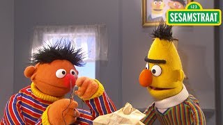 Ernie deelt dropveter  Bert amp Ernie  Sesamstraat [upl. by Sheehan]