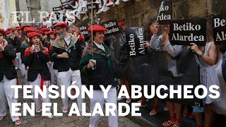 HONDARRIBIA  Tensión y abucheos a las MUJERES en el Alarde  Sociedad [upl. by Darbie]