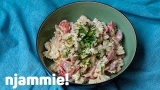 Pastasalade met kip en spek Recept  njammie [upl. by Imuyam605]