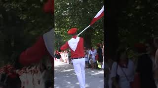 Abanderados Asi se les aplaude al ondear la bandera durante el desfile del Alarde de Hondarribia [upl. by Pinelli]