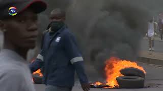 Manifestantes e Polícia entram em confrontos em Maputo [upl. by Nimsaj887]