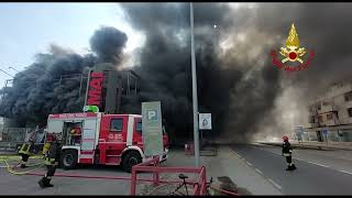 Incendio divora i magazzini Aumai di Conegliano [upl. by Alisun]