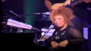 Roberta Flack  THE CLOSER I GET TO YOU Live [upl. by Perl504]