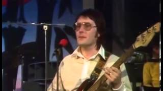 Raphael Ravenscroft featured saxophone soloist Gerry Rafferty Baker Street Live TV [upl. by Leal]