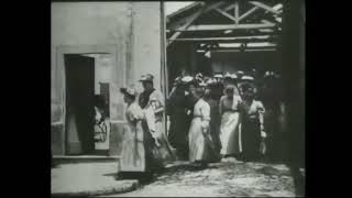 film 뤼미에르 형제  공장을 나서는 노동자들Workers Leaving the Lumière Factory1895 [upl. by Sudnac]