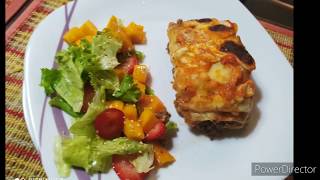 Lasagna de carne acompañada de una deliciosa ensalada [upl. by Raseac136]