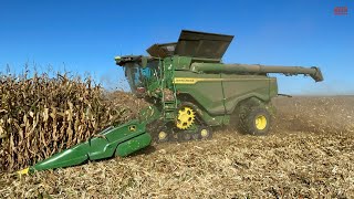 JOHN DEERE X9 1000 Combine Harvesting Corn [upl. by Waers]