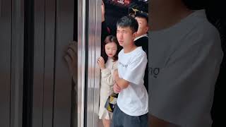 This elevator is too crowded So annoying funny chinesecomedy funchinese [upl. by Icam]