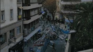 Un andamio de grandes dimensiones se desploma en pleno centro de Alicante [upl. by Annaiek]