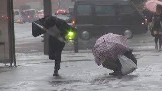 台風18号暴風雨に座り込む女性。The woman who was not able to endure the rainstorm of the typhoon [upl. by Elman]