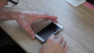 Panzerglas vom Handy entfernen  How to remove a glass screen protector from your smartphone [upl. by Bokaj]