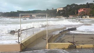 Maltempo Toscana la mareggiata a Castiglioncello le onde invadono la costa [upl. by Venetis128]