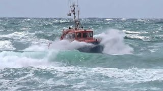 quotSPECTACULAIRE ENTRÉE DE LA SNSMquot DANS DE GROSSES CONDITIONS MARINES BEAU SPECTACLE DANS LA PASSE 🌊👏 [upl. by Autum280]