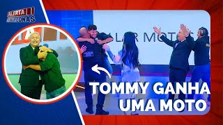 TOMMY GRETCHEN GANHA UMA MOTO MAS SÃ“ SE SOLETRAR CERTO [upl. by Chrisman]