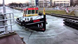 Sleepboot breekt door het ijs op de Vliet in Leidschendam [upl. by Illene918]