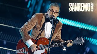 Sanremo 2025  Brunori Sas canta quotLalbero delle nociquot [upl. by Nolad]