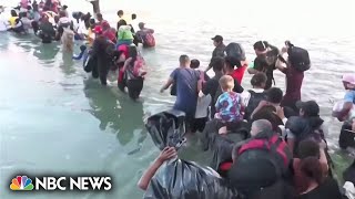 More than 1000 migrants cross USMexico border [upl. by Sedaiuqlem641]