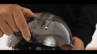 Monter la visière du casque Casco Roadster  tutoriel [upl. by Remos2]