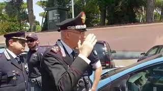 Volanti della polizia a sirene spiegate davanti al comando dei carabinieri [upl. by Plusch]