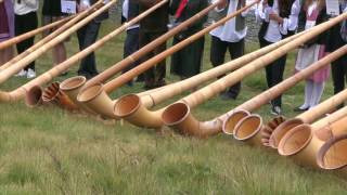 Folkloristisches Stelldichein in Nendaz am internationalen Alphornfestival [upl. by Adner536]