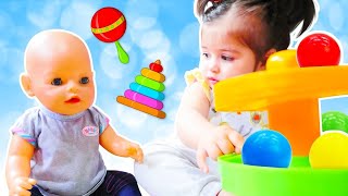 Spielspaß für Kinder Baby Born und Defne spielen mit einem neuen Spielzeug Puppen Mama Spiele [upl. by Kudva]