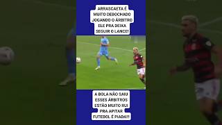 ARRASCAETA É MUITO DEBOCHADO JOGANDO O ÁRBITRO ELE PRA DEIXAR SEGUIR O LANCE A BOLA NÃO SAIU [upl. by Libove]