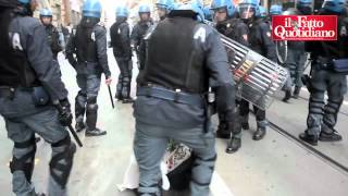 Torino alla manifestazione degli studenti scontri con la polizia [upl. by Juana664]