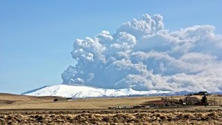 Une zone volcanique se réveille près de la capitale islandaise [upl. by Noirred492]