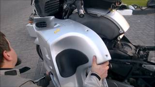 BMW R1150RT Снятие пластика бака замена аккумулятора [upl. by Atarman]