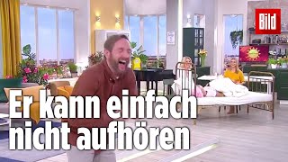 Live im TV Moderator bekommt während der Sendung einen irren Lachanfall [upl. by Rusel]