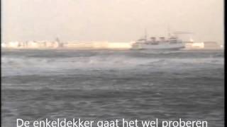 Veerboot loopt de haven van Breskens binnen met storm [upl. by Ynnek]